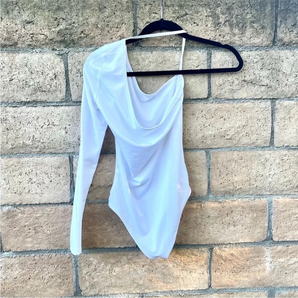 Superdown Revolve One Sleeve Long Sleeve White Bodysuit Size Small - Picture 6 of 6